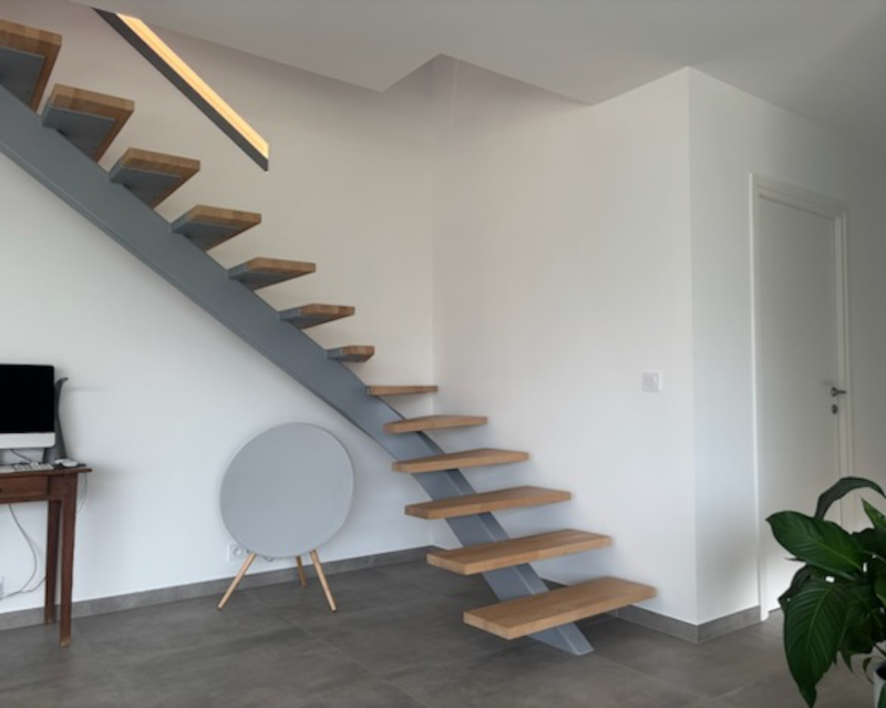 0000.4.escalier-metallique-limon-central.jpg