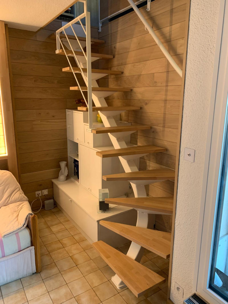 0000.7.escalier-metallique-limon-central.jpg