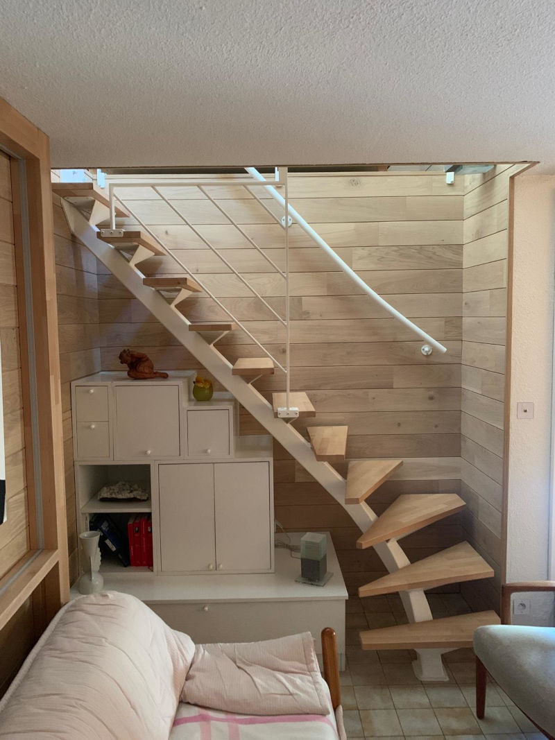 0000.8.escalier-metallique-limon-central.jpg